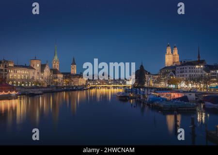 Zürich Skyline bei Nacht mit Kirchtürmen - Zürich, Schweiz Stockfoto