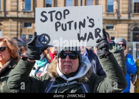 Glasgow, Großbritannien. 05. März 2022. Mehrere hundert Menschen kamen auf dem George Square in Glasgow zusammen, um Solidarität und Unterstützung für die Ukraine zu zeigen und Russland aufzufordern, den Krieg und die Invasion dieses Landes zu beenden. Lokale Politiker, darunter SUSAN AITKEN, die Vorsitzende des stadtrats von Glasgow, sprachen vor der versammelten Menge, zu der viele Ukrainer und russische Bürger zusammenkamen, die sich alle einig waren, dass Wladimir Putin, Präsident von Russland, verurteilt wurde. Kredit: Findlay/Alamy Live Nachrichten Stockfoto