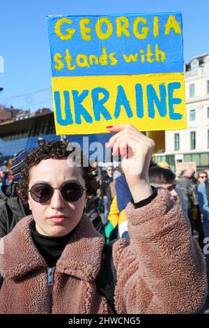 Glasgow, Großbritannien. 05. März 2022. Mehrere hundert Menschen kamen auf dem George Square in Glasgow zusammen, um Solidarität und Unterstützung für die Ukraine zu zeigen und Russland aufzufordern, den Krieg und die Invasion dieses Landes zu beenden. Lokale Politiker, darunter SUSAN AITKEN, die Vorsitzende des stadtrats von Glasgow, sprachen vor der versammelten Menge, zu der viele Ukrainer und russische Bürger zusammenkamen, die sich alle einig waren, dass Wladimir Putin, Präsident von Russland, verurteilt wurde. Kredit: Findlay/Alamy Live Nachrichten Stockfoto