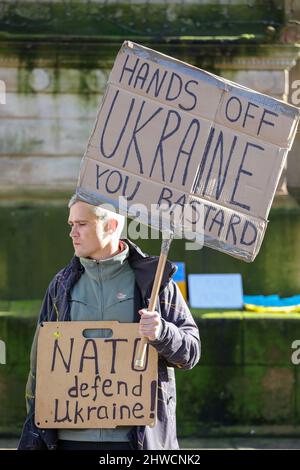 Glasgow, Großbritannien. 05. März 2022. Mehrere hundert Menschen kamen auf dem George Square in Glasgow zusammen, um Solidarität und Unterstützung für die Ukraine zu zeigen und Russland aufzufordern, den Krieg und die Invasion dieses Landes zu beenden. Lokale Politiker, darunter SUSAN AITKEN, die Vorsitzende des stadtrats von Glasgow, sprachen vor der versammelten Menge, zu der viele Ukrainer und russische Bürger zusammenkamen, die sich alle einig waren, dass Wladimir Putin, Präsident von Russland, verurteilt wurde. Kredit: Findlay/Alamy Live Nachrichten Stockfoto