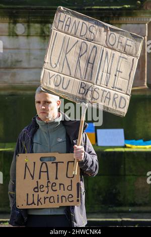 Glasgow, Großbritannien. 05. März 2022. Mehrere hundert Menschen kamen auf dem George Square in Glasgow zusammen, um Solidarität und Unterstützung für die Ukraine zu zeigen und Russland aufzufordern, den Krieg und die Invasion dieses Landes zu beenden. Lokale Politiker, darunter SUSAN AITKEN, die Vorsitzende des stadtrats von Glasgow, sprachen vor der versammelten Menge, zu der viele Ukrainer und russische Bürger zusammenkamen, die sich alle einig waren, dass Wladimir Putin, Präsident von Russland, verurteilt wurde. Kredit: Findlay/Alamy Live Nachrichten Stockfoto