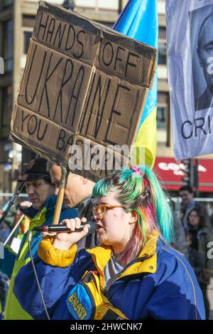 Glasgow, Großbritannien. 05. März 2022. Mehrere hundert Menschen kamen auf dem George Square in Glasgow zusammen, um Solidarität und Unterstützung für die Ukraine zu zeigen und Russland aufzufordern, den Krieg und die Invasion dieses Landes zu beenden. Lokale Politiker, darunter SUSAN AITKEN, die Vorsitzende des stadtrats von Glasgow, sprachen vor der versammelten Menge, zu der viele Ukrainer und russische Bürger zusammenkamen, die sich alle einig waren, dass Wladimir Putin, Präsident von Russland, verurteilt wurde. Kredit: Findlay/Alamy Live Nachrichten Stockfoto