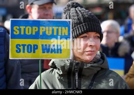 Glasgow, Großbritannien. 05. März 2022. Mehrere hundert Menschen kamen auf dem George Square in Glasgow zusammen, um Solidarität und Unterstützung für die Ukraine zu zeigen und Russland aufzufordern, den Krieg und die Invasion dieses Landes zu beenden. Lokale Politiker, darunter SUSAN AITKEN, die Vorsitzende des stadtrats von Glasgow, sprachen vor der versammelten Menge, zu der viele Ukrainer und russische Bürger zusammenkamen, die sich alle einig waren, dass Wladimir Putin, Präsident von Russland, verurteilt wurde. Kredit: Findlay/Alamy Live Nachrichten Stockfoto