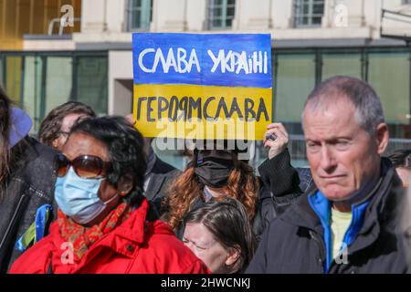 Glasgow, Großbritannien. 05. März 2022. Mehrere hundert Menschen kamen auf dem George Square in Glasgow zusammen, um Solidarität und Unterstützung für die Ukraine zu zeigen und Russland aufzufordern, den Krieg und die Invasion dieses Landes zu beenden. Lokale Politiker, darunter SUSAN AITKEN, die Vorsitzende des stadtrats von Glasgow, sprachen vor der versammelten Menge, zu der viele Ukrainer und russische Bürger zusammenkamen, die sich alle einig waren, dass Wladimir Putin, Präsident von Russland, verurteilt wurde. Kredit: Findlay/Alamy Live Nachrichten Stockfoto