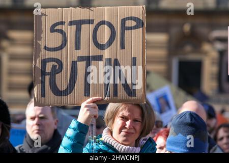 Glasgow, Großbritannien. 05. März 2022. Mehrere hundert Menschen kamen auf dem George Square in Glasgow zusammen, um Solidarität und Unterstützung für die Ukraine zu zeigen und Russland aufzufordern, den Krieg und die Invasion dieses Landes zu beenden. Lokale Politiker, darunter SUSAN AITKEN, die Vorsitzende des stadtrats von Glasgow, sprachen vor der versammelten Menge, zu der viele Ukrainer und russische Bürger zusammenkamen, die sich alle einig waren, dass Wladimir Putin, Präsident von Russland, verurteilt wurde. Kredit: Findlay/Alamy Live Nachrichten Stockfoto