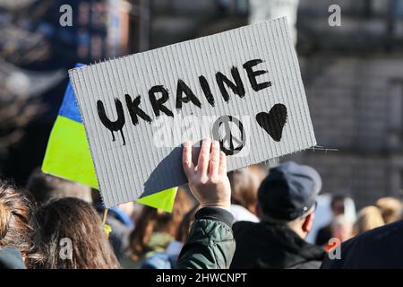 Glasgow, Großbritannien. 05. März 2022. Mehrere hundert Menschen kamen auf dem George Square in Glasgow zusammen, um Solidarität und Unterstützung für die Ukraine zu zeigen und Russland aufzufordern, den Krieg und die Invasion dieses Landes zu beenden. Lokale Politiker, darunter SUSAN AITKEN, die Vorsitzende des stadtrats von Glasgow, sprachen vor der versammelten Menge, zu der viele Ukrainer und russische Bürger zusammenkamen, die sich alle einig waren, dass Wladimir Putin, Präsident von Russland, verurteilt wurde. Kredit: Findlay/Alamy Live Nachrichten Stockfoto