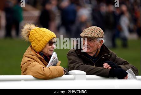 Rennfahrer auf der Rennbahn Newbury Racecourse, Bekshire. Bilddatum: Samstag, 5. März 2022. Stockfoto