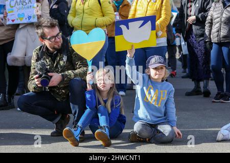 Glasgow, Großbritannien. 05. März 2022. Mehrere hundert Menschen kamen auf dem George Square in Glasgow zusammen, um Solidarität und Unterstützung für die Ukraine zu zeigen und Russland aufzufordern, den Krieg und die Invasion dieses Landes zu beenden. Lokale Politiker, darunter SUSAN AITKEN, die Vorsitzende des stadtrats von Glasgow, sprachen vor der versammelten Menge, zu der viele Ukrainer und russische Bürger zusammenkamen, die sich alle einig waren, dass Wladimir Putin, Präsident von Russland, verurteilt wurde. Kredit: Findlay/Alamy Live Nachrichten Stockfoto