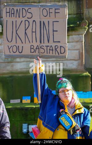 Glasgow, Großbritannien. 05. März 2022. Mehrere hundert Menschen kamen auf dem George Square in Glasgow zusammen, um Solidarität und Unterstützung für die Ukraine zu zeigen und Russland aufzufordern, den Krieg und die Invasion dieses Landes zu beenden. Lokale Politiker, darunter SUSAN AITKEN, die Vorsitzende des stadtrats von Glasgow, sprachen vor der versammelten Menge, zu der viele Ukrainer und russische Bürger zusammenkamen, die sich alle einig waren, dass Wladimir Putin, Präsident von Russland, verurteilt wurde. Kredit: Findlay/Alamy Live Nachrichten Stockfoto