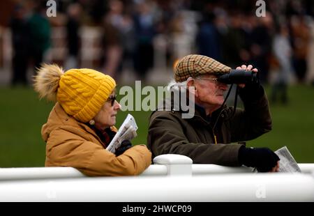 Rennfahrer auf der Rennbahn Newbury Racecourse, Bekshire. Bilddatum: Samstag, 5. März 2022. Stockfoto