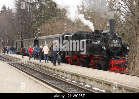 Drei Annen Hohne, Deutschland. 05. März 2022. Am Bahnhof drei-Annen-Hohne befindet sich ein Sonderzug der Interessengruppe Harzer Schmalspurbahn. Der Zug wird von der Mallet Lok 99 5906 gezogen. Es ist der letzte operationelle Mallet dieses Typs, der auf der HSB läuft. Mit 104 Jahren wird es jetzt in den Ruhestand verabschiedet. Im Mai wird es eine Reihe von Sonderfahrten als Abschiedsfahrt für die Dampflokomotive geben. Quelle: Matthias Bein/dpa-Zentralbild/dpa/Alamy Live News Stockfoto