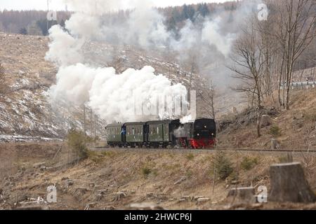 Drei Annen Hohne, Deutschland. 05. März 2022. Ein Sonderzug der Interessengemeinschaft Harz Schmalspurbahn fährt durch den Harz. Der Zug wird von der 99 5906 Mallet Lokomotive gezogen. Es ist der letzte operationelle Mallet dieses Typs, der auf der HSB läuft. Mit 104 Jahren wird es jetzt in den Ruhestand verabschiedet. Im Mai wird es eine Reihe von Sonderfahrten als Abschiedsfahrt für die Dampflokomotive geben. Quelle: Matthias Bein/dpa-Zentralbild/dpa/Alamy Live News Stockfoto