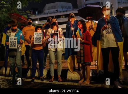 Kuala Lumpur, Malaysia. 05. März 2022. Ukrainische Anhänger halten Plakate, die ihre Meinung während der Demonstration gegen die russische Invasion der Ukraine in Kuala Lumpur ausdrücken. (Foto von Wong Fok Loy/SOPA Images/Sipa USA) Quelle: SIPA USA/Alamy Live News Stockfoto