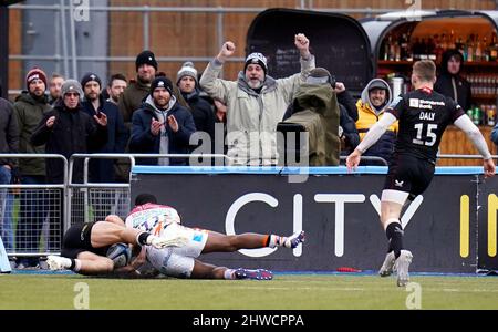 Kini Murimurivalu von Leicester Tigers geht mit seiner Schulter auf Alex Lewington von Saracens, als er beim Spiel der Gallagher Premiership im StoneX Stadium in London eintaucht, um einen Versuch zu machen, der zu einer gelben Karte für Kini Murimurivalu führt. Bilddatum: Samstag, 5. März 2022. Stockfoto