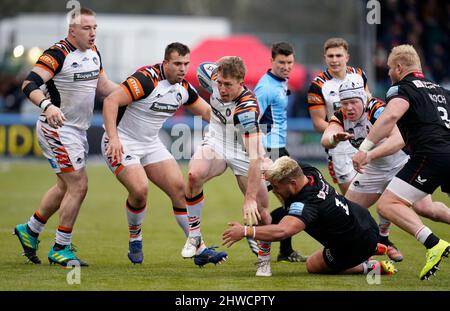 Der Harry Potter von Leicester Tigers (Mitte) wird während des Spiels der Gallagher Premiership im StoneX Stadium, London, von einem Angriff von Richard Barrington, Saracens, abgebracht. Bilddatum: Samstag, 5. März 2022. Stockfoto