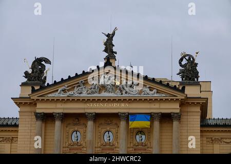 Ukrain-Flagge auf dem Opernhaus in Prag in der Nähe des Wenzelsplatzes zur Unterstützung der Ukraine. Stockfoto