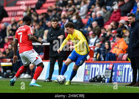 LONDON, GROSSBRITANNIEN. MÄR 5. Nathan Broadhead von Sunderland kämpft während des Sky Bet League 1-Spiels zwischen Charlton Athletic und Sunderland am Samstag, dem 5.. März 2022, im Londoner Valley um den Besitz mit Diallang Jaiyesimi von Charlton. (Kredit: Ivan Yordanov | MI Nachrichten) Kredit: MI Nachrichten & Sport /Alamy Live Nachrichten Stockfoto