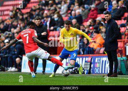 LONDON, GROSSBRITANNIEN. MÄR 5. Nathan Broadhead von Sunderland kämpft während des Sky Bet League 1-Spiels zwischen Charlton Athletic und Sunderland am Samstag, dem 5.. März 2022, im Londoner Valley um den Besitz mit Diallang Jaiyesimi von Charlton. (Kredit: Ivan Yordanov | MI Nachrichten) Kredit: MI Nachrichten & Sport /Alamy Live Nachrichten Stockfoto