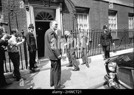 Premierminister Edward Heath wird in die Downing Street Nr. 10 zurückgebracht, die Willie Whitelaw beobachtet, nachdem sie von der Kunstredakteurin Angela Hilary Weight mit Farbe überzogen wurde. 25.. Juni 1970. Stockfoto