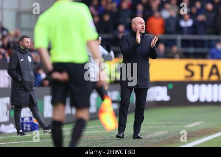 BURNLEY, GROSSBRITANNIEN. MÄR 5. Sean Dyche, Manager von Burnley, applaudiert beim Premier League-Spiel zwischen Burnley und Chelsea in Turf Moor, Burnley am Samstag, 5.. März 2022. (Kredit: Pat Scaasi | MI Nachrichten) Kredit: MI Nachrichten & Sport /Alamy Live Nachrichten Stockfoto