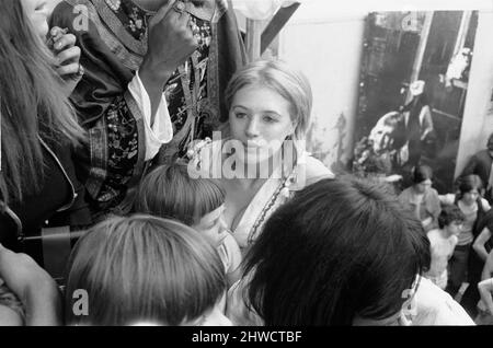 Marianne Faithfull und ihr Sohn Nichola haben sich während des Konzerts im Hyde Park hinter die Bühne gestellt, als die Rolling Stones auftreten.5.. Juli 1969. Stockfoto