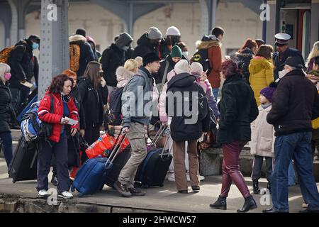 Bukarest, Rumänien - 03. März 2022: Ukrainische Flüchtlinge aus der Ukraine steigen am Nordbahnhof in den Zug nach Wien ein, um Wladimir Putin zu entkommen Stockfoto