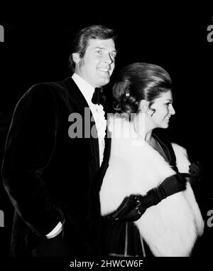 Gala-Auftritt zugunsten des World Wild Life Fund beim „Talk of the Town“. Roger Moore und seine Frau kommen. 18.. November 1970. Stockfoto