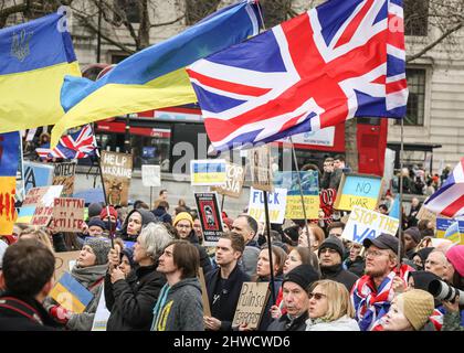 London, Großbritannien. 05. März 2022. Demonstranten versammelten sich erneut auf dem Trafalgar-Platz mit Plakaten, Schildern und ukrainischen Fahnen, um sich gegen die russische Invasion in der Ukraine und die militärische Aggression im Land zu versammeln. Kredit: Imageplotter/Alamy Live Nachrichten Stockfoto