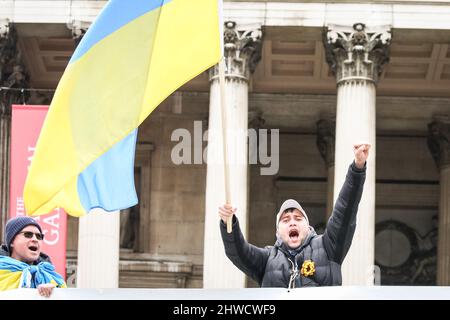 London, Großbritannien. 05. März 2022. Demonstranten versammelten sich erneut auf dem Trafalgar-Platz mit Plakaten, Schildern und ukrainischen Fahnen, um sich gegen die russische Invasion in der Ukraine und die militärische Aggression im Land zu versammeln. Kredit: Imageplotter/Alamy Live Nachrichten Stockfoto