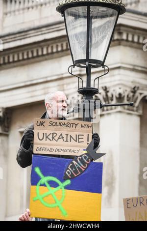 London, Großbritannien. 05. März 2022. Demonstranten versammelten sich erneut auf dem Trafalgar-Platz mit Plakaten, Schildern und ukrainischen Fahnen, um sich gegen die russische Invasion in der Ukraine und die militärische Aggression im Land zu versammeln. Kredit: Imageplotter/Alamy Live Nachrichten Stockfoto