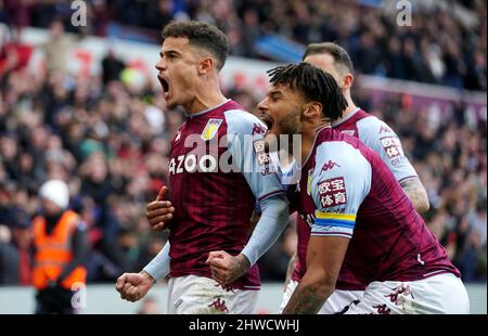 Philippe Coutinhino von Aston Villa (links) feiert das dritte Tor ihrer Mannschaft im Spiel mit Teamkollege Tyrone Mings während des Premier League-Spiels in Villa Park, Birmingham. Bilddatum: Samstag, 5. März 2022. Stockfoto