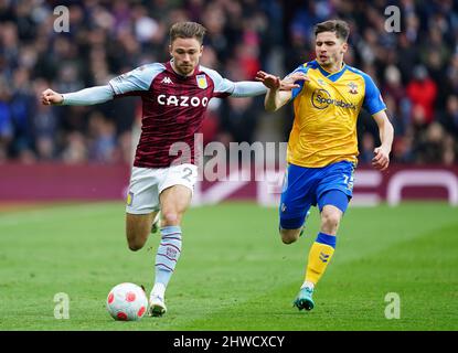 Matty Cash von Aston Villa (links) und Romain Perraud von Southampton kämpfen während des Premier League-Spiels in Villa Park, Birmingham, um den Ball. Bilddatum: Samstag, 5. März 2022. Stockfoto