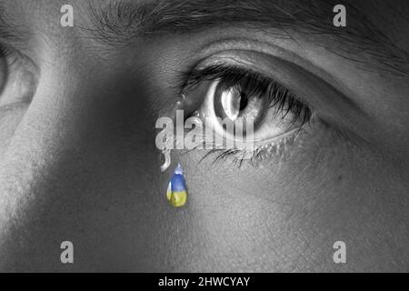 Tränen der Schmerzen mit ukrainischer Flagge. Russland - Ukraine Krieg. Rettet die Ukraine und beendet den Krieg. Betet für die Ukraine Stockfoto