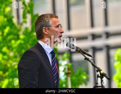 STOCKHOLM, SCHWEDEN - 17. MAI 2013: Jens Stoltenberg hält eine Rede am norwegischen Nationalfeiertag in Stockholm. Stockfoto