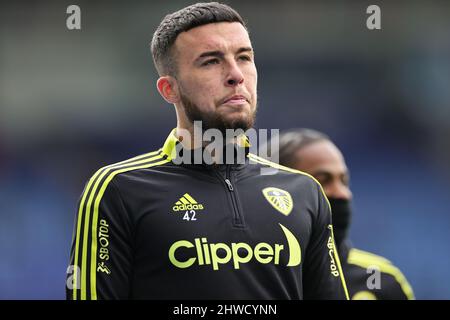 LEICESTER, ENGLAND - 05. MÄRZ: Sam Greenwood von Leeds United erwärmt sich vor dem Premier League-Spiel zwischen Leicester City und Leeds United am 5. März 2022 im King Power Stadium in Leicester, Großbritannien. (Foto von James Holyoak/MB Media) Stockfoto