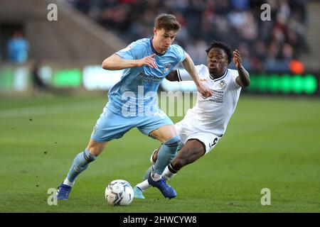 Ben Sheaf von Coventry City (links) und Michael Obaffemi von Swansea City kämpfen während des Sky Bet Championship-Spiels im Swansea.com Stadium in Swansea um den Ball. Bilddatum: Samstag, 5. März 2022. Stockfoto