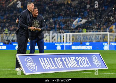 Mailand, Italien. 04. März 2022. Der Ex-Inter-Spieler Marco Matrazzi wird vor dem Spiel zwischen Inter und Salernitana bei Giuseppe Meazza in Mailand in die Hall of Fame of Inter aufgenommen. Hier wird Matazzi mit Inter-Vizepräsident Javier Zanetti gesehen. (Foto: Gonzales Photo/Alamy Live News Stockfoto