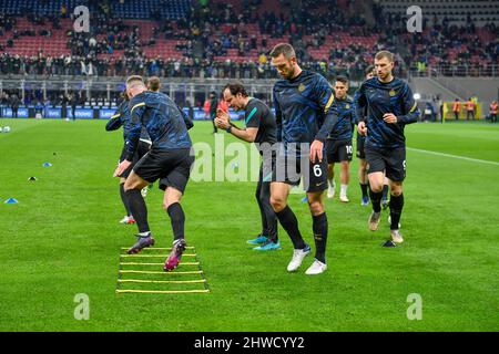 Mailand, Italien. 04. März 2022. Die Spieler von Inter wärmen sich vor dem Spiel der Serie A zwischen Inter und Salernitana bei Giuseppe Meazza in Mailand auf. (Foto: Gonzales Photo/Alamy Live News Stockfoto