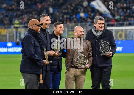 Mailand, Italien. 04. März 2022. Die Ex-Inter-Spieler Samuel Eto'o, Marco Matrazzi, Wesley Sneijder und Gianluca Pagliuca werden vor dem Spiel zwischen Inter und Salernitana bei Giuseppe Meazza in Mailand in die Hall of Fame von Inter aufgenommen. Hier sind sie mit Inter-Vizepräsident Javier Zanetti zu sehen.(Foto: Gonzales Photo/Alamy Live News Stockfoto