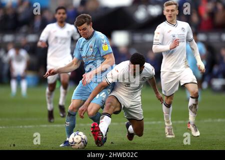 Der Ben Sheaf von Coventry City (links) und der Ben Cabango von Swansea City kämpfen während des Sky Bet Championship-Spiels im Swansea.com Stadium in Swansea um den Ball. Bilddatum: Samstag, 5. März 2022. Stockfoto