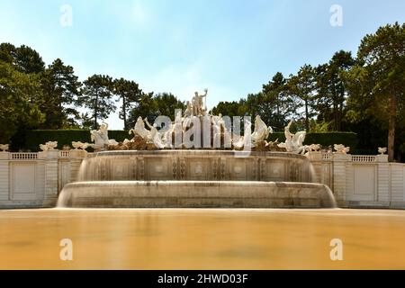 Wien, Österreich - 16. Jul 2021: Blick auf den Neptunbrunnen im Schloss Schönbrunn, Wien, Österreich Stockfoto