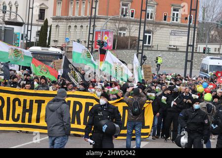 Chemnitz, Deutschland. 05. März 2022. Die Teilnehmer einer Kundgebung der Partei "Freie Sachsen" wandern durch das Stadtzentrum. Der Chemnitzer Friedenstag 2022 erinnert an die Bombardierung der Stadt im März 1945. Quelle: Bodo Schackow/dpa-Zentralbild/dpa/Alamy Live News Stockfoto