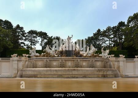 Wien, Österreich - 16. Jul 2021: Blick auf den Neptunbrunnen im Schloss Schönbrunn, Wien, Österreich Stockfoto