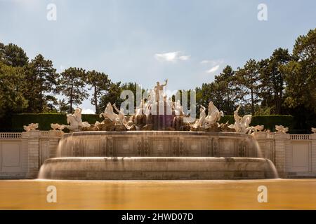 Wien, Österreich - 16. Jul 2021: Blick auf den Neptunbrunnen im Schloss Schönbrunn, Wien, Österreich Stockfoto