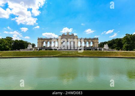 Wien, Österreich - 16. Jul 2021: Frontansicht der Gloriette im Schönbrunner Garten, Wien, Österreich. Stockfoto