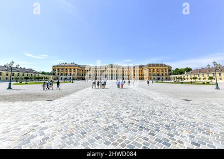 Wien, Österreich - 16. Jul 2021: Schloss Schönbrunn oder Schloss Schönbrunn ist eine kaiserliche Sommerresidenz in Wien, Österreich. Schloss Schönbrunn ist ein ma Stockfoto