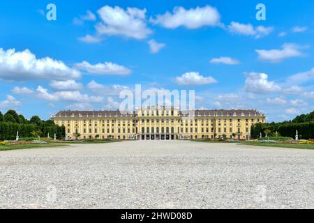 Wien, Österreich - 16. Jul 2021: Schloss Schönbrunn oder Schloss Schönbrunn ist eine kaiserliche Sommerresidenz in Wien, Österreich. Schloss Schönbrunn ist ein ma Stockfoto