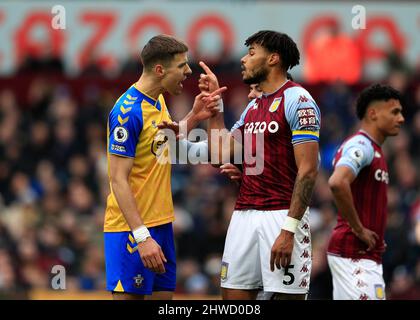 Birmingham, Großbritannien. 5.. März 2022 ; Villa Park, Birmingham, Midlands, England; Premier League Football, Aston Villa gegen Southampton; Jan Bednarek von Southampton Platz bis Tyrone Mings von Aston Villa Kredit: Action Plus Sports Images/Alamy Live News Stockfoto