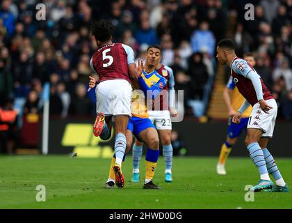 Birmingham, Großbritannien. 5.. März 2022 ; Villa Park, Birmingham, Midlands, England; Premier League Football, Aston Villa gegen Southampton; Yan Valery von Southampton tackles Tyrone Mings von Aston Villa Credit: Action Plus Sports Images/Alamy Live News Stockfoto