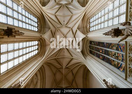 Wien, Österreich - 16. Jul 2021: Innenraum der Maria am Gestade Kirche in Wien. Die berühmte gotische Kirche wurde 1414 geweiht und ist eine der ältesten Kirchen Stockfoto